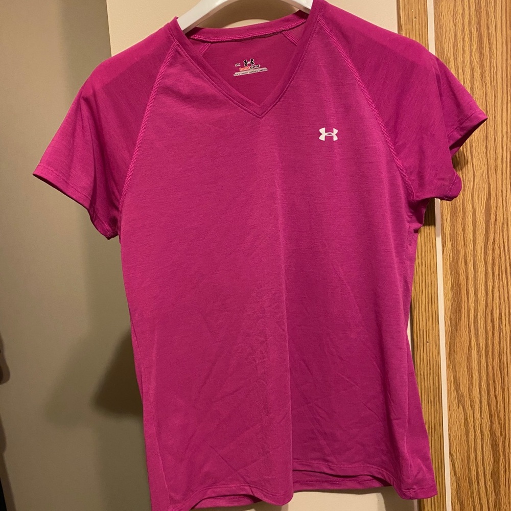 Under armour fuchsia t-shirt